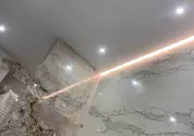 Натяжной потолок в ванной