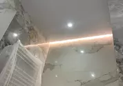Натяжной потолок в ванной