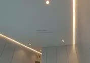 Натяжные потолки в спальне