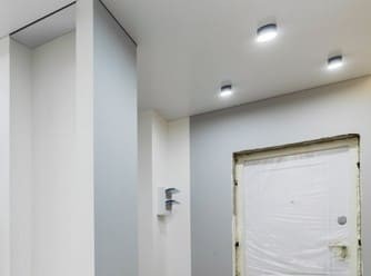 Натяжные потолки в прихожей