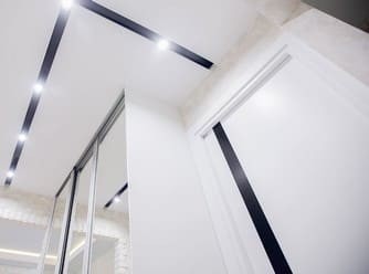 Натяжные потолки в прихожей