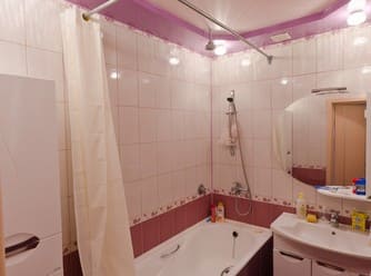 Натяжные потолки в ванной